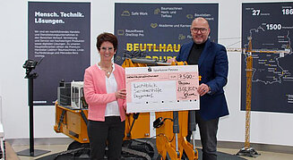 Oliver Sowa überreichte den Spendenscheck über 7.500 Euro an Angelika Färber, Leiterin des Büros in Deggendorf.