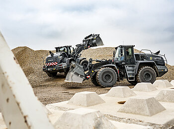 Liebherr Radlader in der Sonderlackierung schwarz in einem Kieswerk.