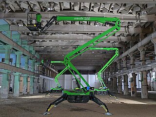 Leguan 265 Hubarbeitsbühne auf halber Arbeitshöhe in einer alten Fabrikhalle. 
