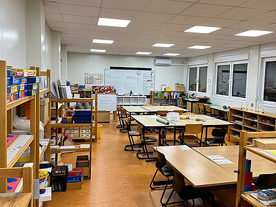 Klassenzimmer in einer Container-Schule von Recon