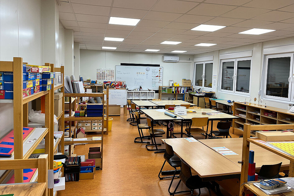 Klassenzimmer in einer Container-Schule von Recon