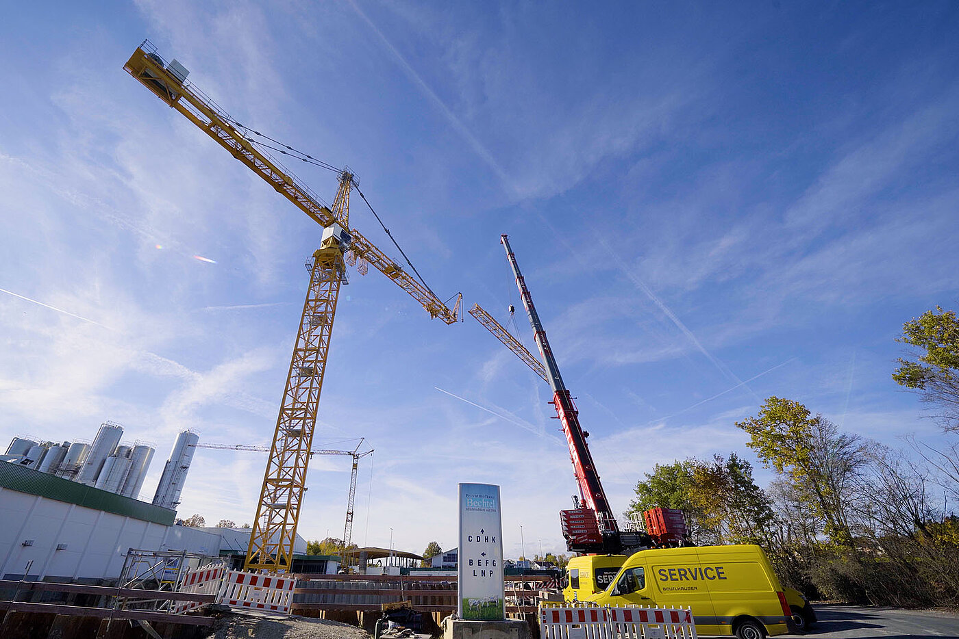Liebherr Kran auf einer Baustelle in einem Industriegebiet