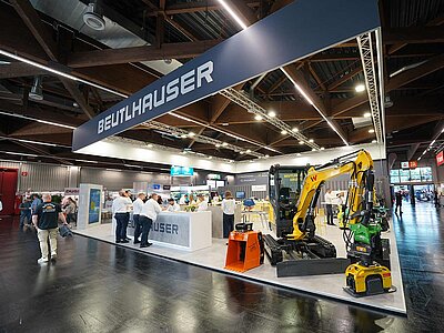 Ein Messestand in einer Messehalle.