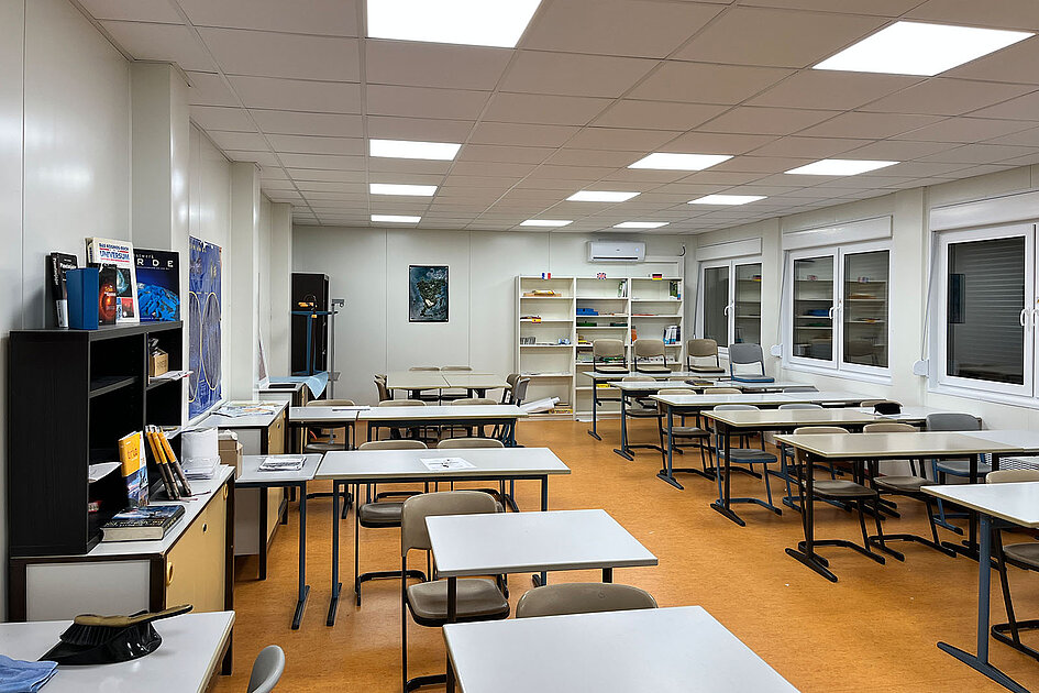 Klassenzimmer von innen in einer Container-Schule