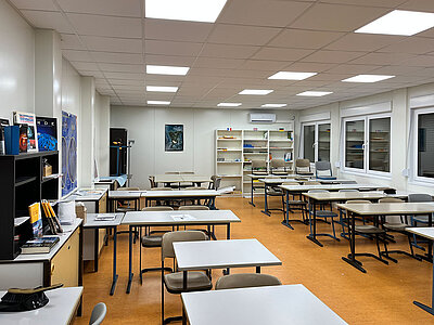 Klassenzimmer von innen in einer Container-Schule