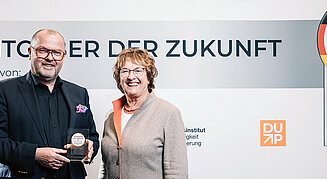 Beutlhauser Geschäftsführer Oliver Sowa und Bundeswirtschaftsministerin Brigitte Zypries bei der Preisverleihung des Siegels "Arbeitgeber der Zukunft".