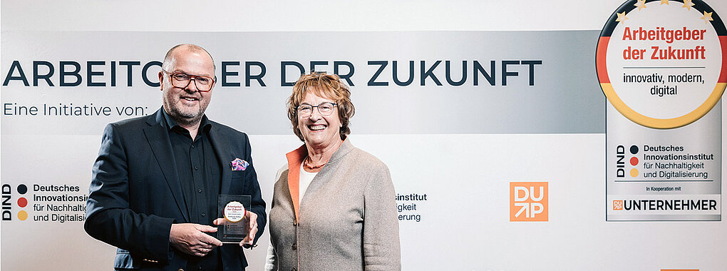 Beutlhauser Geschäftsführer Oliver Sowa und Bundeswirtschaftsministerin Brigitte Zypries bei der Preisverleihung des Siegels "Arbeitgeber der Zukunft".