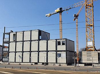 3-stöckige Containeranlage auf einer Baustelle