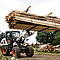 Bobcat L95 Radlader fährt mit hochgehobenen Holzbalken