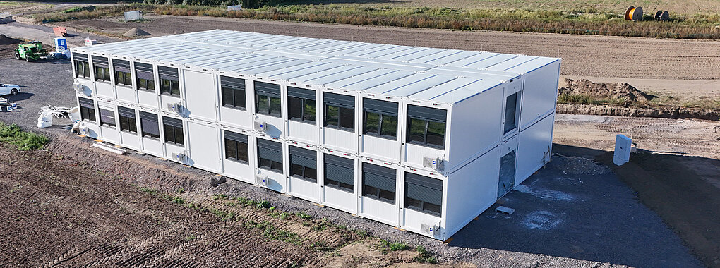 Zweigeschossige Container-Schule von Recon auf einer Baustelle, aus der Luft fotografiert