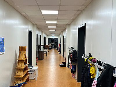 Flur in einer Containerschule