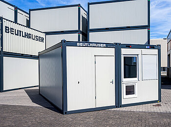 3-stöckige Wohnanlage aus Containern