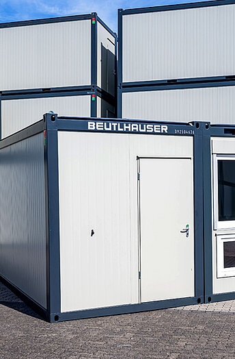 3-stöckige Wohnanlage aus Containern