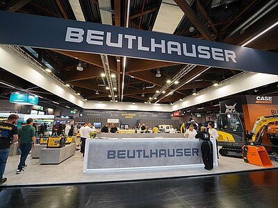 Eine Frontansicht eines Messestands in einer Messehalle.