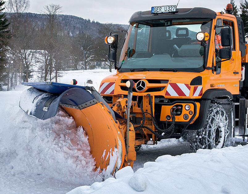 Unimog 300 beim Schneeräumen