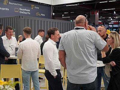 Eine Ansicht mehrerer Menschen auf einem Messestand.