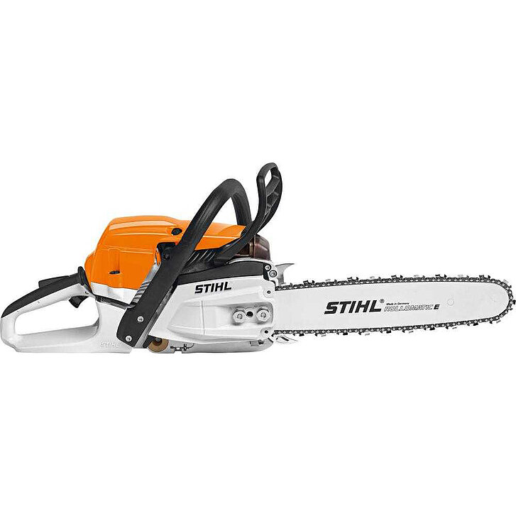  Orange-weiße Stihl Benzin-Kettensäge mit Schwert und Rollomatic-E-Führungsschiene im Profil.