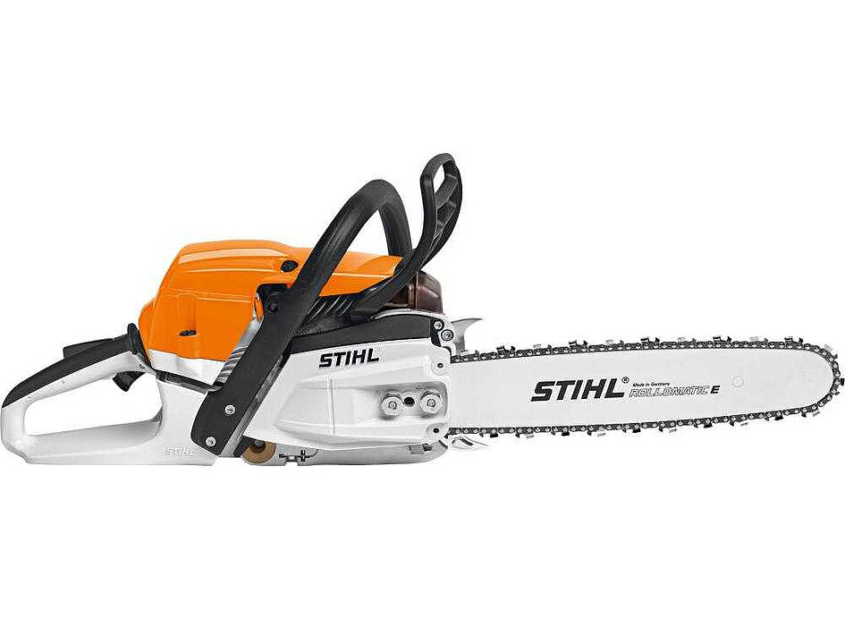  Orange-weiße Stihl Benzin-Kettensäge mit Schwert und Rollomatic-E-Führungsschiene im Profil.
