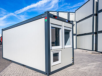 Beutlhauser Bürocontainer mit Fenster auf einem Hof voller Container