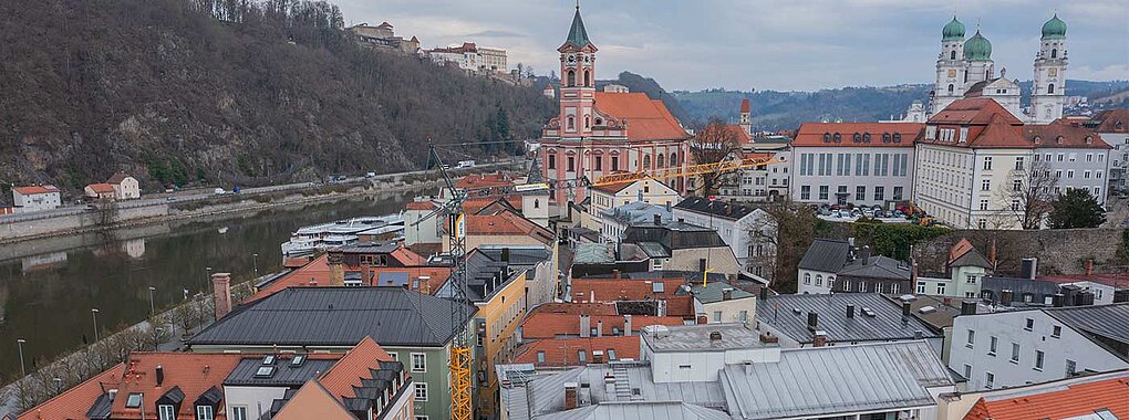 Ein Liebherr Schnelleinsatzkran 53K. Im Hintergrund sieht man die Altstadt von Passau mit dem Passauer Dom. 
