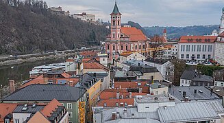 Ein Liebherr Schnelleinsatzkran 53K. Im Hintergrund sieht man die Altstadt von Passau mit dem Passauer Dom. 