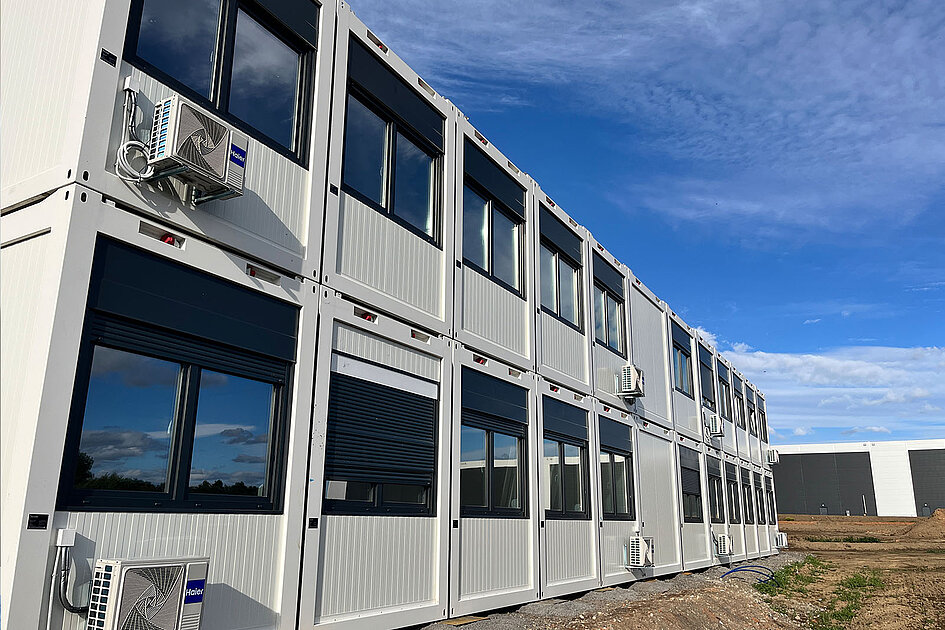  Zweigeschossige Container-Schule 