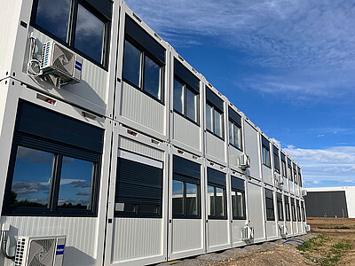  Zweigeschossige Container-Schule 
