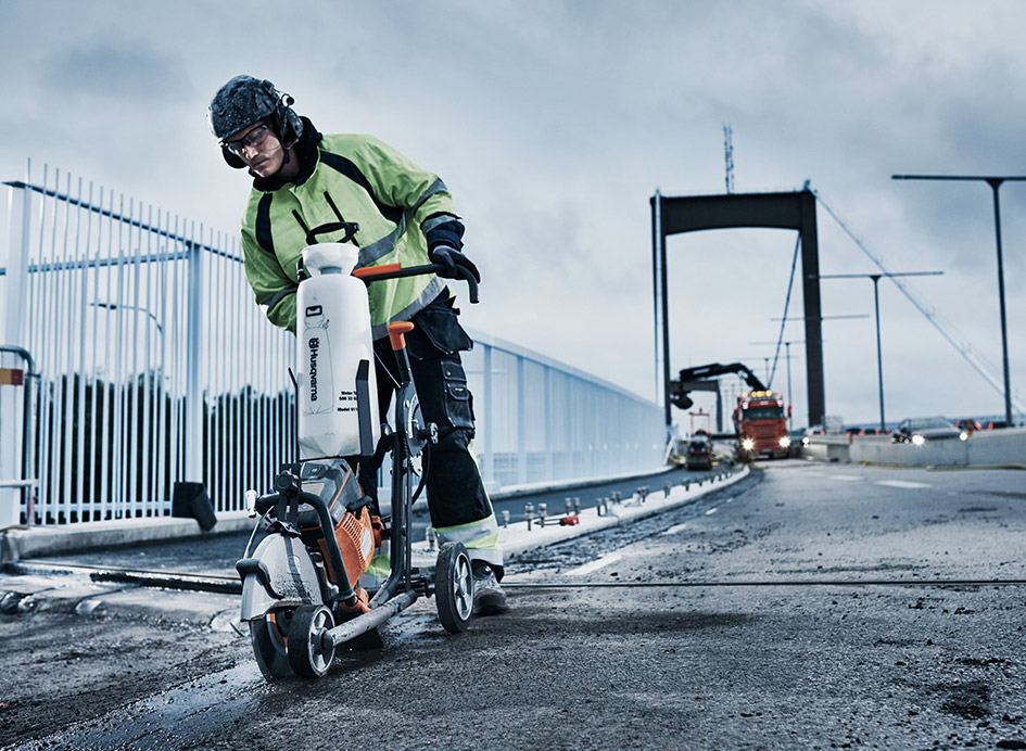 Ein Trennschleifer beim Einsatz auf einer Asphalt-Fläche