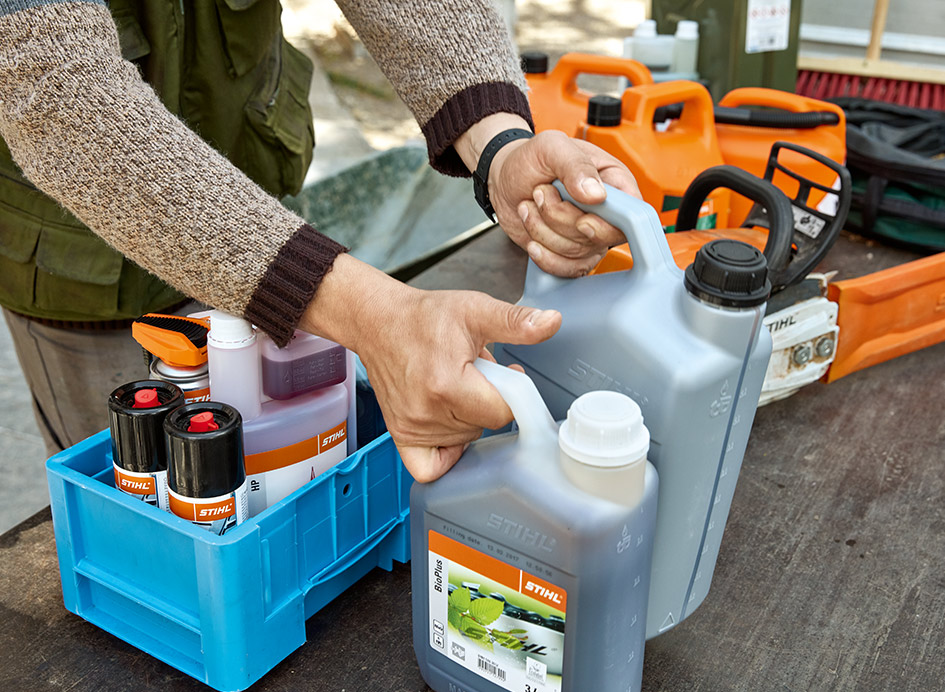 Ein Tisch mit Betriebstoffen von Stihl für Schneidtechnik.