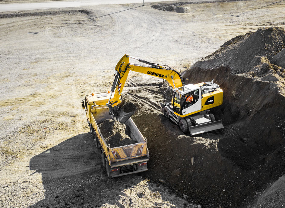 Liebherr Mobilbagger befüllt einen Lastwagen mit Erdreich