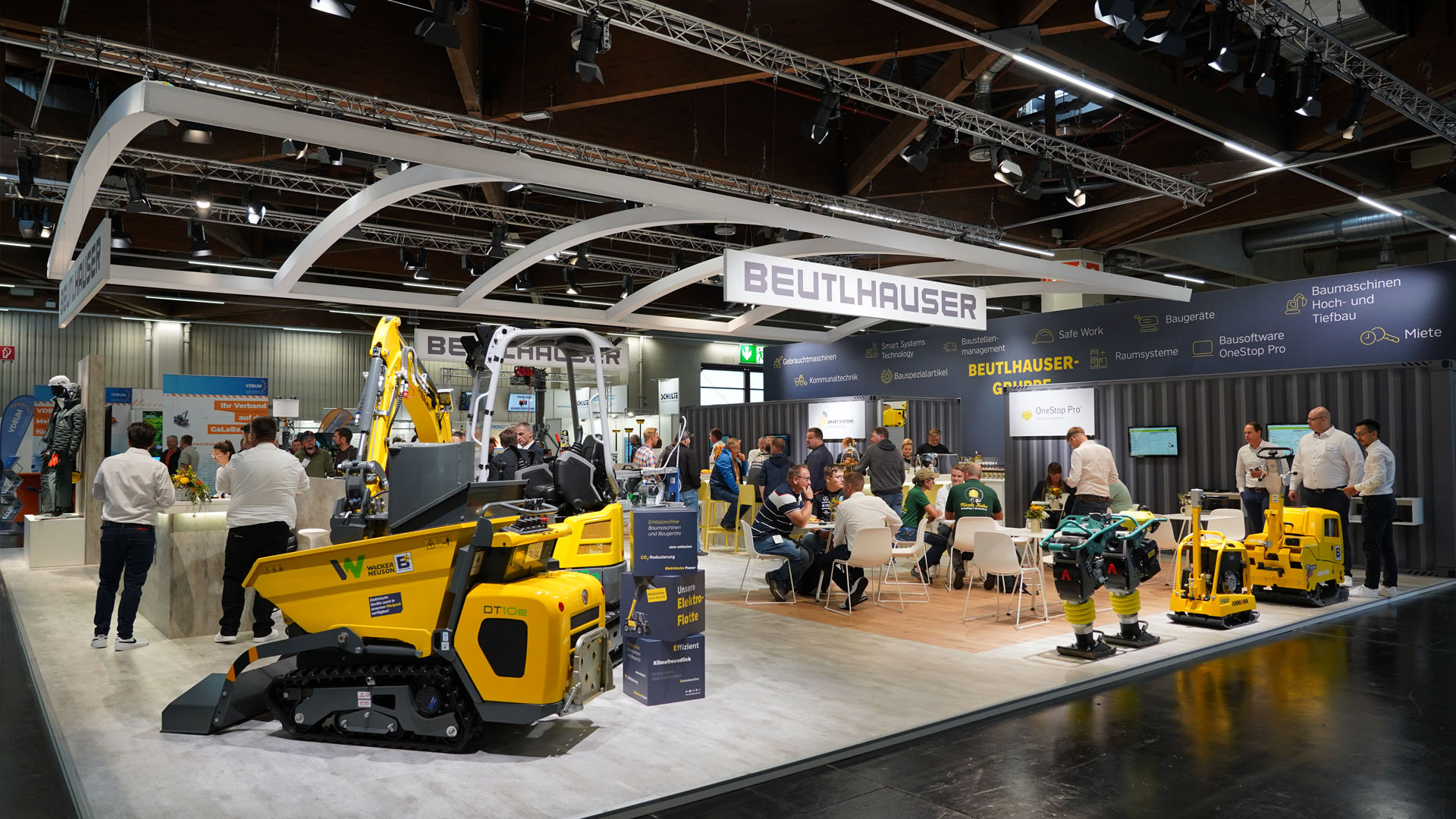 Beutlhauser Messestand auf der GalaBau 2024 mit Personen und Baumaschinen